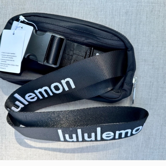 Lululemon Athletica Everywhere  Belt Bag 1L Black/White Strap - Picture 7 of 10
